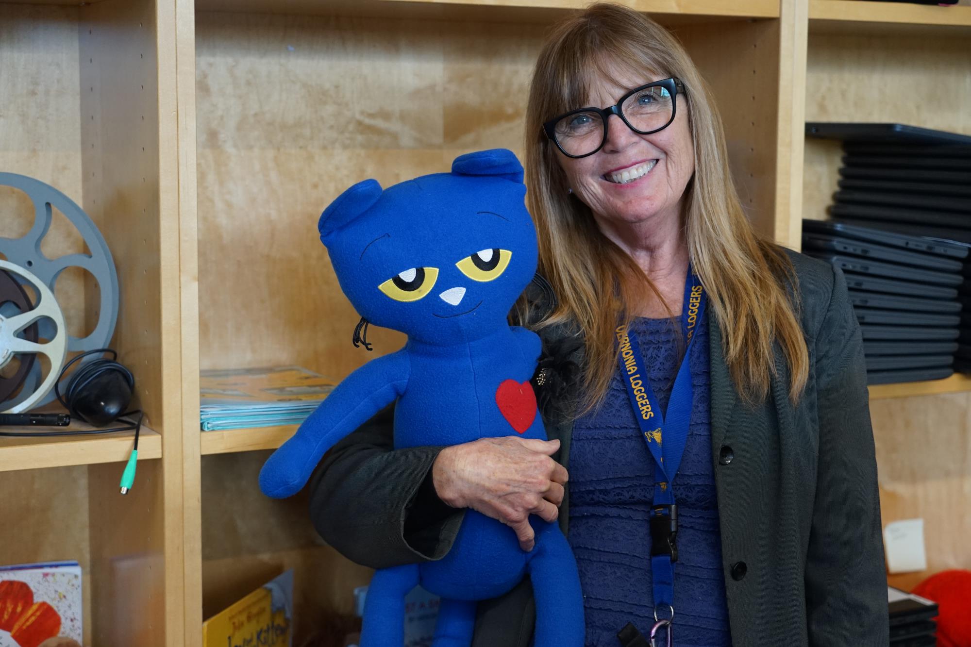 Glenda poses with Pete the Cat in the Vernonia Library